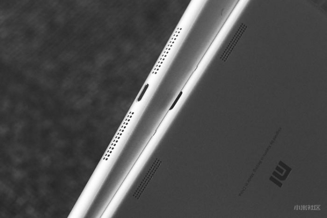 Bottom view Xiaomi MiPad 2 vs Apple iPad Mini 2